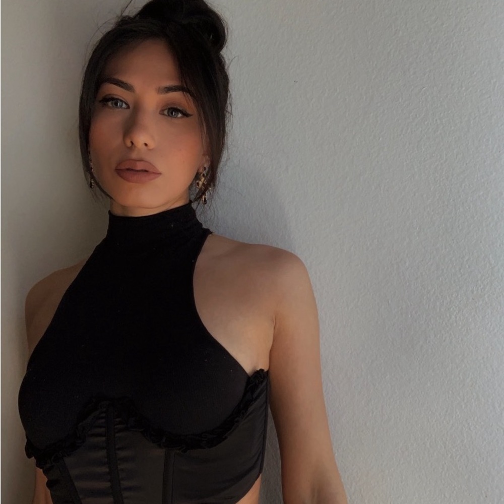 Meet your Posher, Cassandra